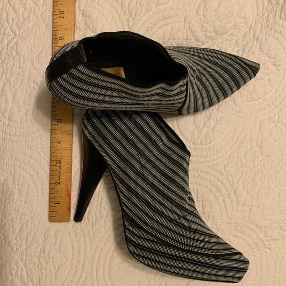 Really cute black and shades of gray striped ankle boots by Two Lips. Size 9